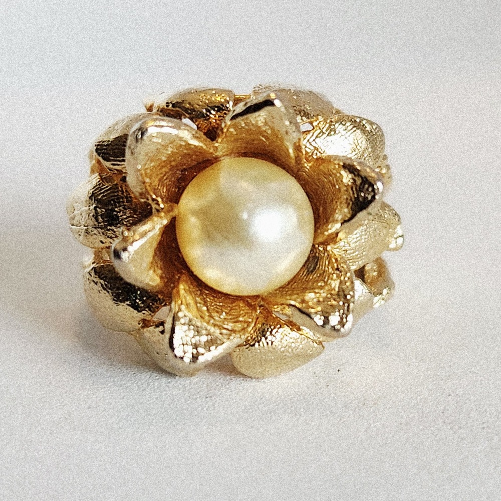 Vintage Gold Tone Textured Flower Faux Pearl Statement Cocktail Ring Size 8